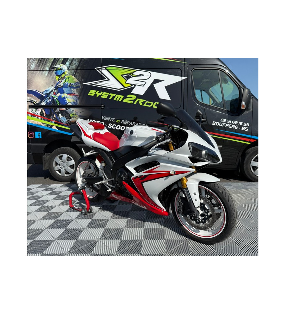 MOTO YAMAHA YZF 1000 R1 BLANC ET ROUGE DE 2007 MOTO YAMAHA YZF 1000 R1 BLANC ET ROUGE DE 2007